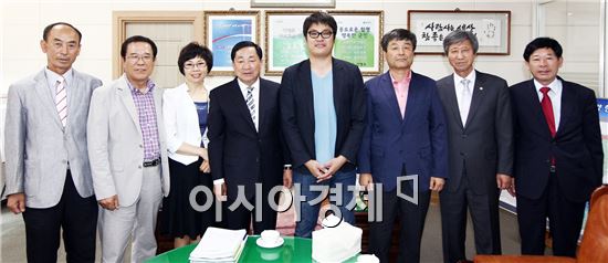 안병호  함평군수(왼쪽에서 네 번째)와 김갑영 (주)삼원산업 회장(왼쪽에서 여섯번째)이 해보농공단지 입주계약을 체결하고 기념촬영을 하고 있다.