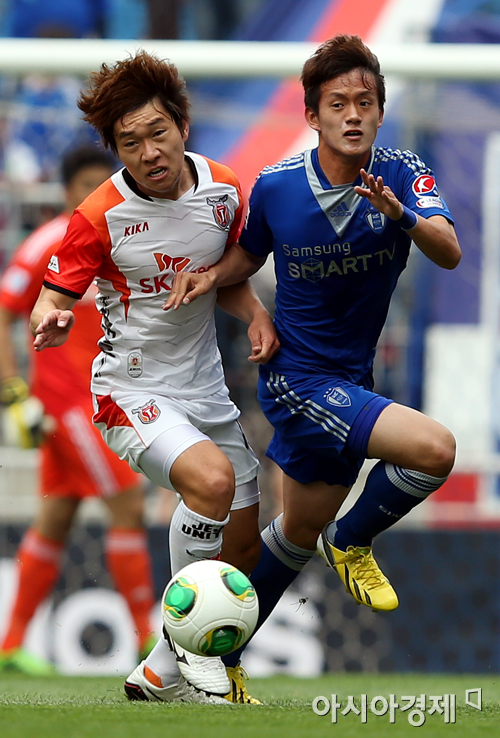 [포토] 배일환-홍철 '치열한 몸 싸움'