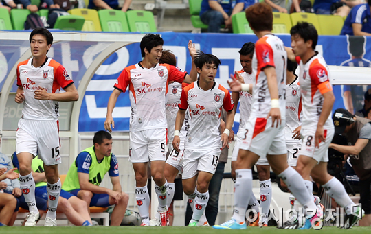 [포토] 선제골 서동현 '친정팀에 한 방 먹였어'