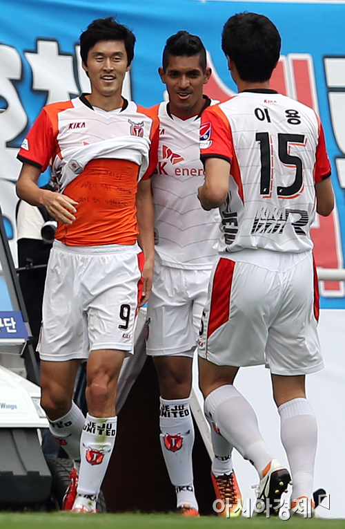 [포토] 선제골 서동현 '배에 적힌 문구는?'