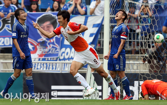 [포토] 추가 실점에 아쉬워하는 수원 선수들 