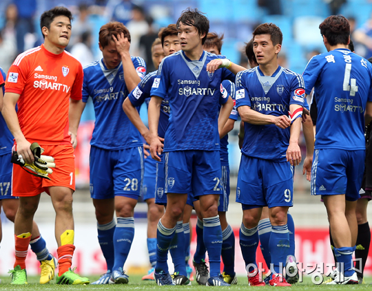 [포토] 수원 삼성 1:2 패배 아쉬움