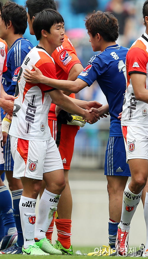 [포토] 윤빛가람-홍철 '작년의 동료, 수고했어'