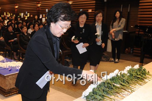 [포토]故 박영숙 여사 앞에 헌화하는 한명숙 