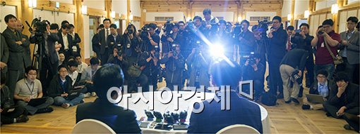 [포토]집중 조명 받는 여야원내대표 회동