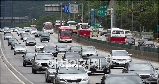 [포토]연휴 마지막 날··· 정체 시작되는 고속도로
