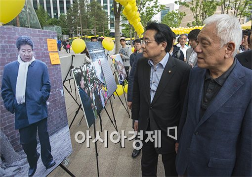 [포토]사진전 둘려보는 김한길 대표