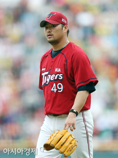 [포토] 김진우 '내주지 않아도 되는 점수를'