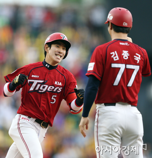 [포토] 홍재호 투런홈런 기쁨