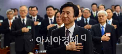 [포토]국민의례하는 윤병세 외교부장관