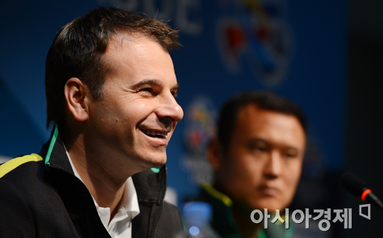 [포토] 밝게 웃는 베이징 알렉산더 스타노예비치 감독