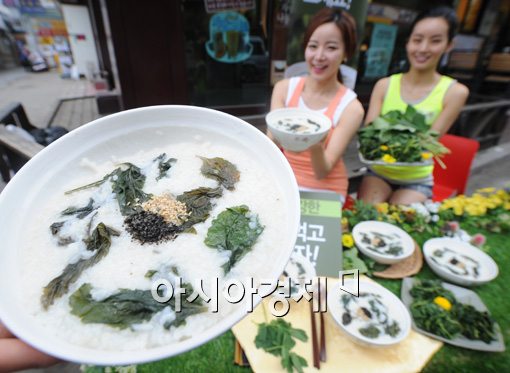 [포토]봄내음 가득한 '자연나물죽' 맛보세요 