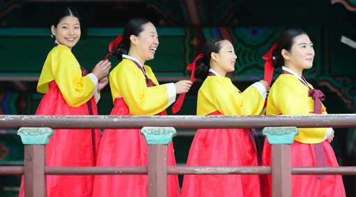 [포토]고운 한복 입고 나란히 서서 