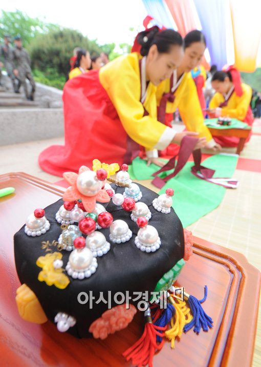 [포토]가지런히 당의저고리 정리하고 