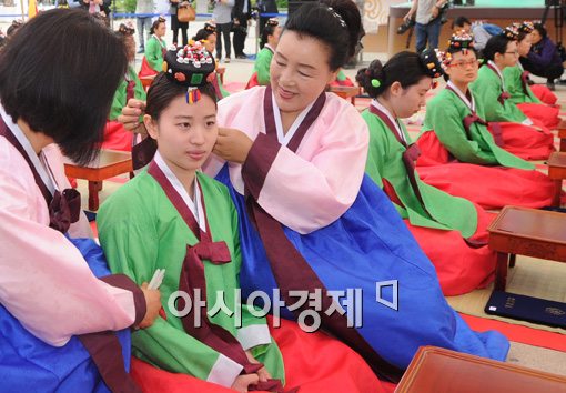 [포토]족두리 곱게 쓰고 