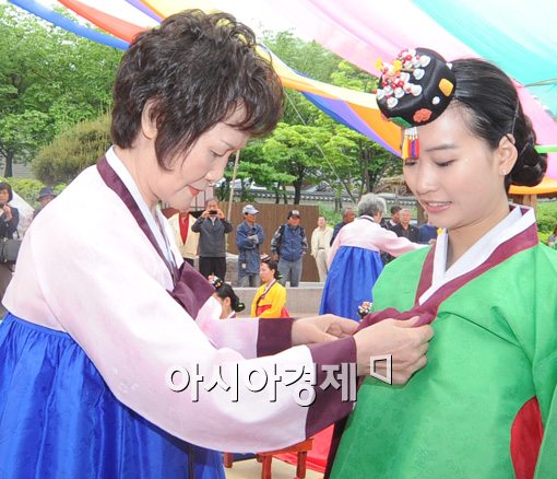 [포토]성인이 되었으니 당의저고리도 입고 