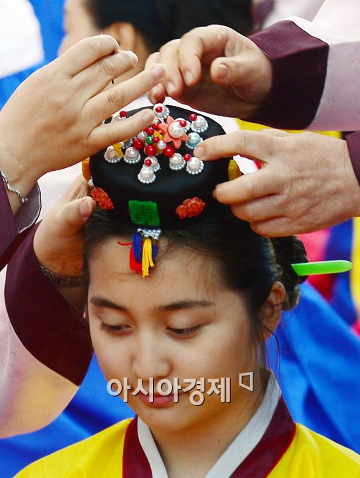 [포토]다소곳이 족두리를 쓰고 