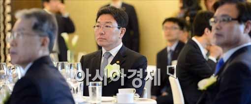[포토]경청하는 윤상직 장관