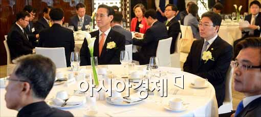 [포토]경청 중인 윤상직 장관