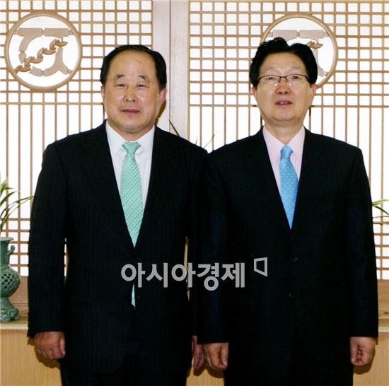 허정 전남대 총동장회장(왼쪽)과 지병문 전남대 총장이 기념촬영을 하고 있다.