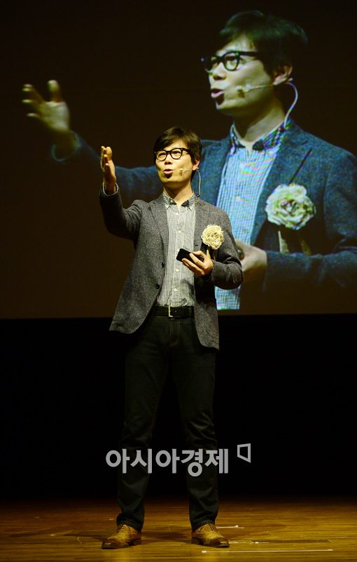 [포토]보통 사람들의 예술에 대해 강연하는 김영하 작가 