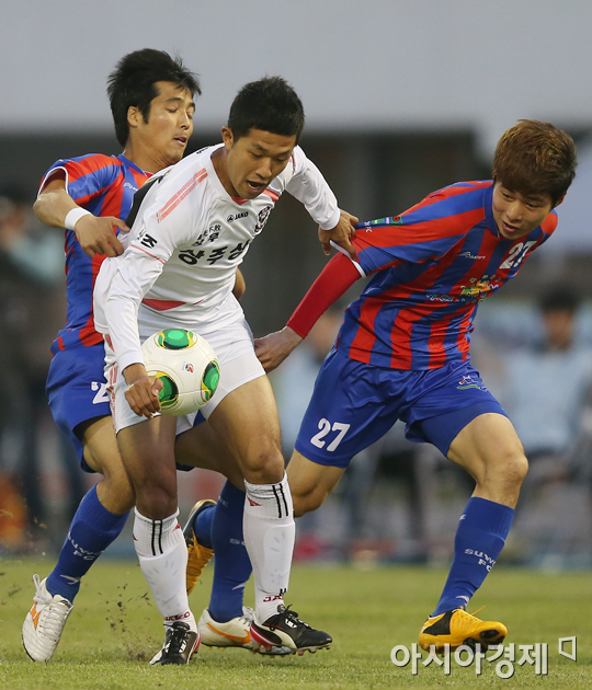 [포토] 돌파하는 이상호 '두 명이 덤벼드네'