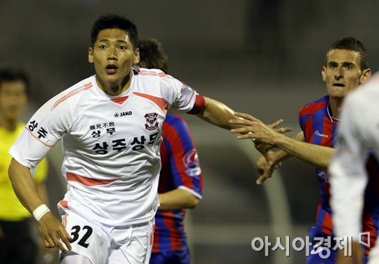 [포토] 공격 가담하는 김형일