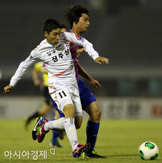 [포토] 이근호-김종성 '치열한 공 다툼'