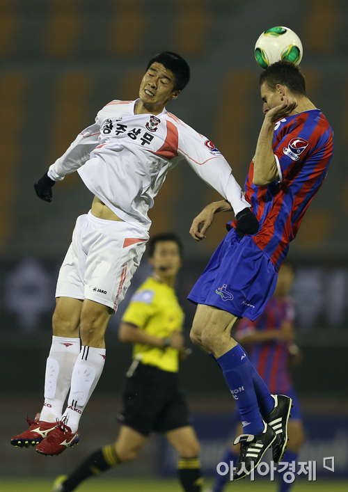 [포토] 헤딩다툼 벌이는 하태균-알렉스