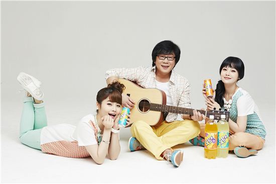 '우리는 음악가족'… 전영록, 티아라 보람·디유닛 람과 첫 '가족 CF' 출연