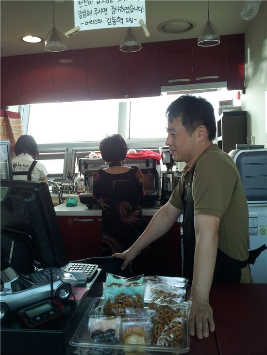 커피 바리스터 송방엽씨(오른쪽)가 커피 주문을 받고 있다.