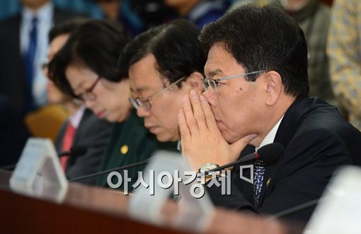 [포토]근심많은 윤상직 장관 '통상임금 때문?'