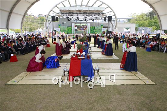 '다문화가정' 전통혼례 '백년가약' 눈길