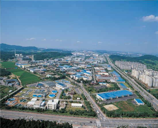 천안은 한국의 첫 외국인 투자지역이자 디스플레이 분야의 새 요람으로 떠오르는 산업 요충지다.
