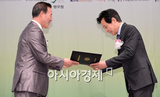 [포토]위촉장 수여 받는 안성기