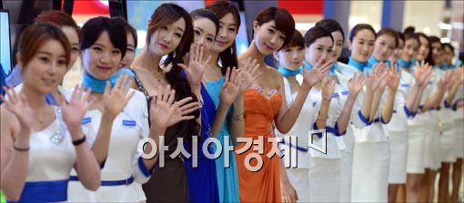 [포토]손 흔드는 모델들