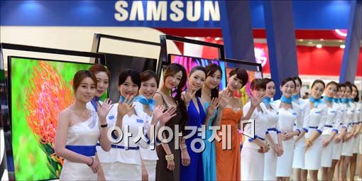 [포토]손 흔드는 모델들, '2013 월드 IT쇼 오세요'