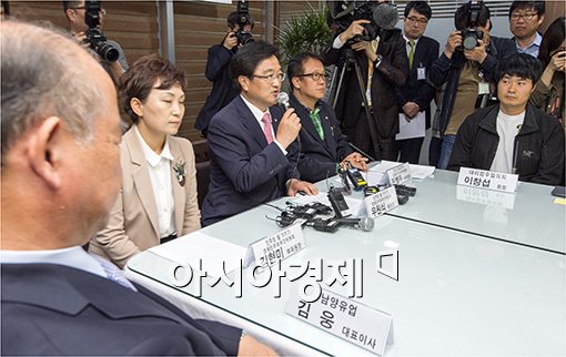 [포토]김웅 대표 바라보는 남양유업 대리점협의회장