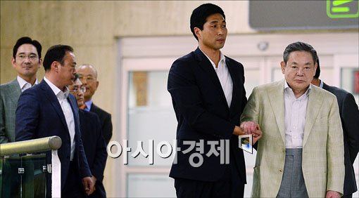 [포토]입국하는 이건희 회장, 마중나온 이재용 부회장