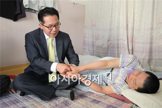 [포토]광주 동구 희망복지지원단, 사례관리대상자 방문 위문 격려