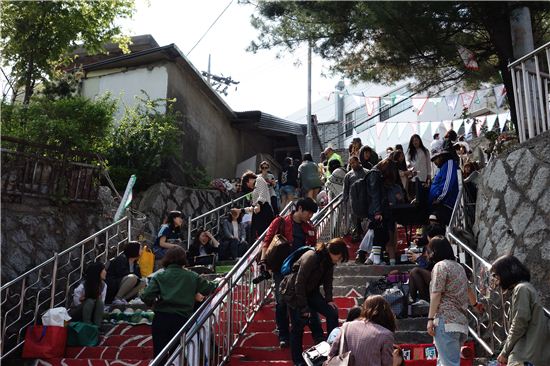 이태원 우사단로 이슬람사원 뒤편 계단에서 지난달 27일 열린 동네 '계단장' 모습.