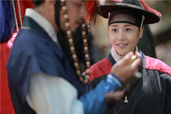 '천명' 윤진이, '상남자' 포졸로 변신 ‘깜찍’