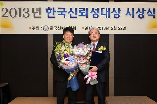 [포토]김대훈 LG CNS 대표, 제1회 한국신뢰성대상 수상