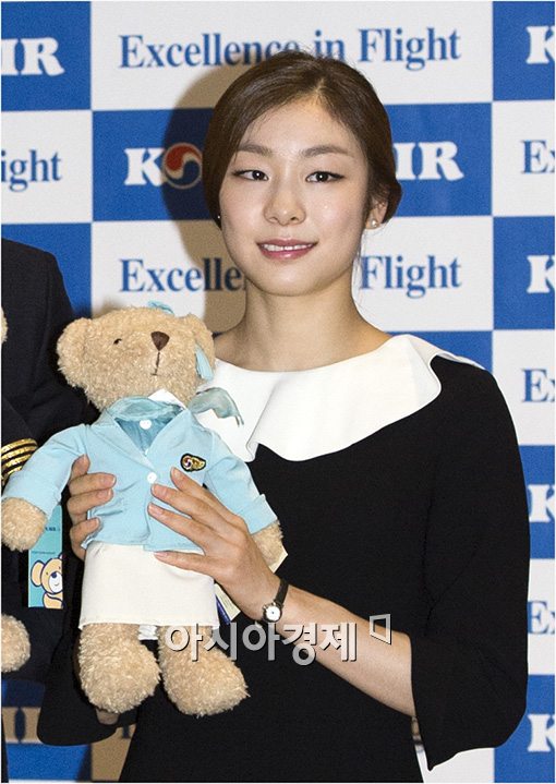 [포토]김연아, 승무원 인형들고 '찰칵~'