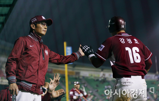 [포토] 홈인 강정호 반기는 염경엽 감독