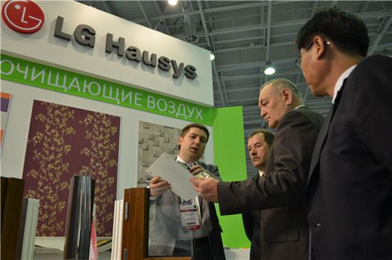 LG하우시스 관계자가 카자흐스탄 최대 건자재 전시회인 '2013년 아스타나 빌드'에서 전시장을 찾은 전시회 관람객들에게 LG하우시스 제품에 대해 설명하고 있는 모습. 