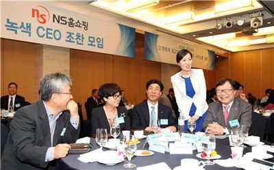 왼쪽부터 온새미 컴퍼니 박영준 대표이사, (주)티나인 유영숙 대표이사, (주)한국인삼공사 김재수 전무, 민주홍 쇼핑호스트, NS홈쇼핑 도상철 대표이사

