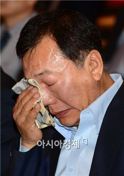 출경 금지 41일째를 맞은 23일 서울 영등포구 여의도 중소기업 중앙회에서 열린 '개성공단 정상화 촉구대회'에서 한재권 개성공단 비대위원장이 눈물을 흘리고 있다.
