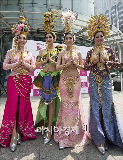 [포토]도심 점령한 태국 트랜스젠더 미녀들~