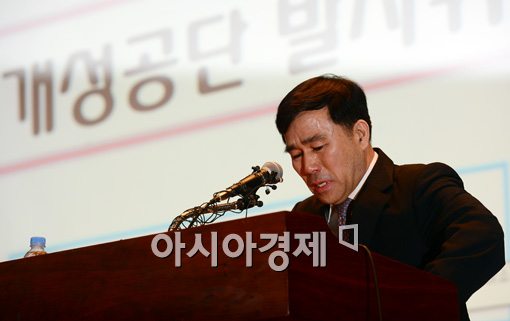 [포토]결국, 눈물 흘리는 개성공단 